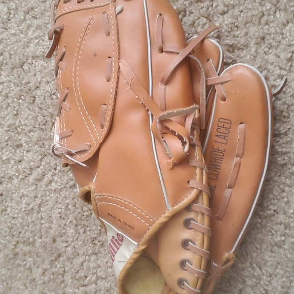 Genuine Cowhide laced baseball globe - Picture 3 of 5